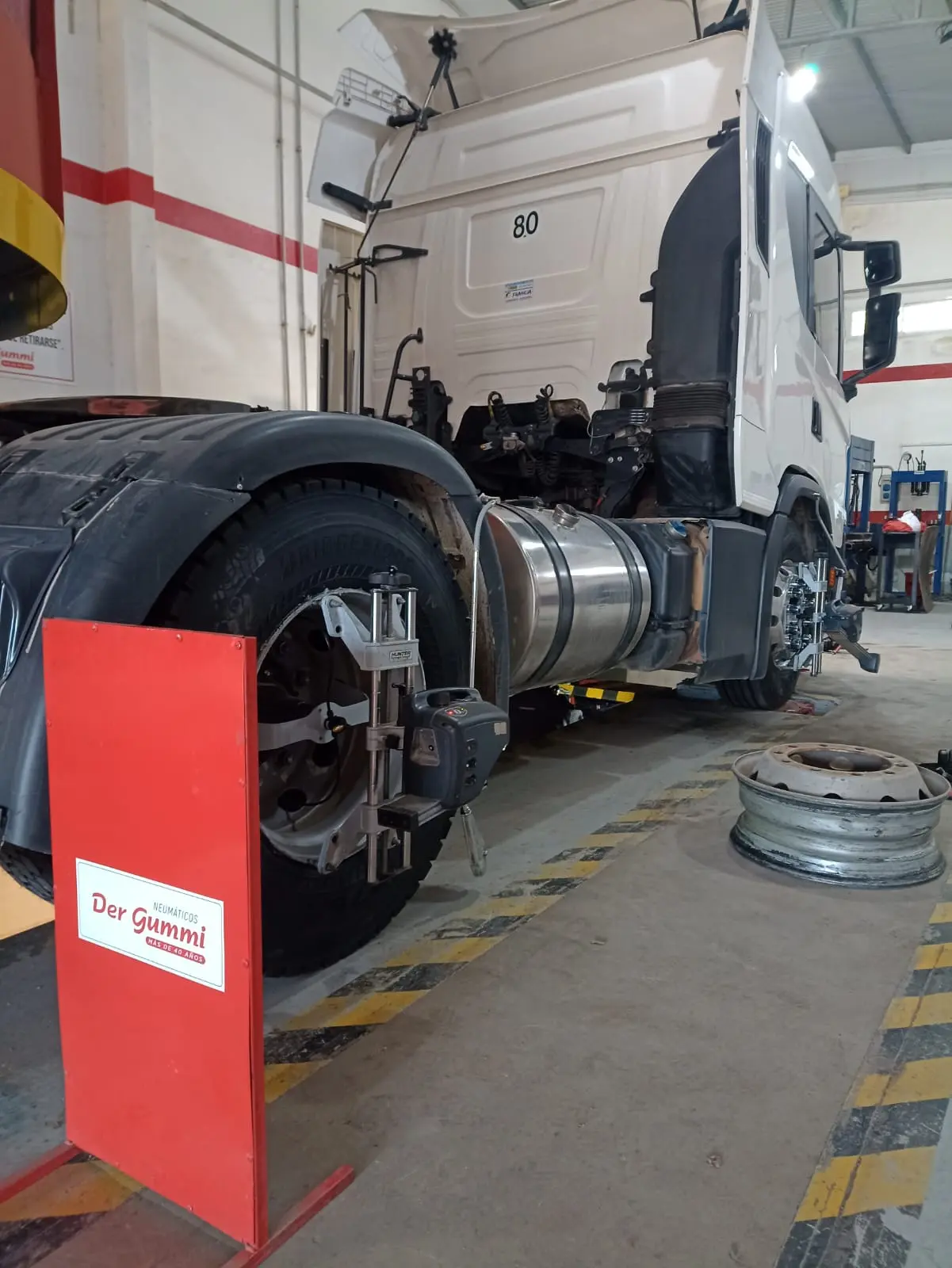 Camión en servicio de alineación para transporte pesado en Der Gummi