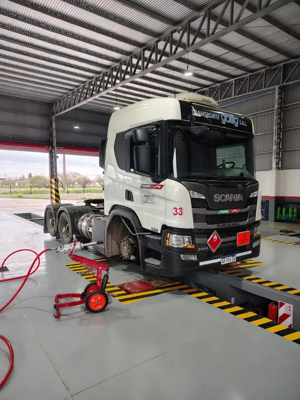 Camión Scania en servicio técnico para transporte pesado en Der Gummi