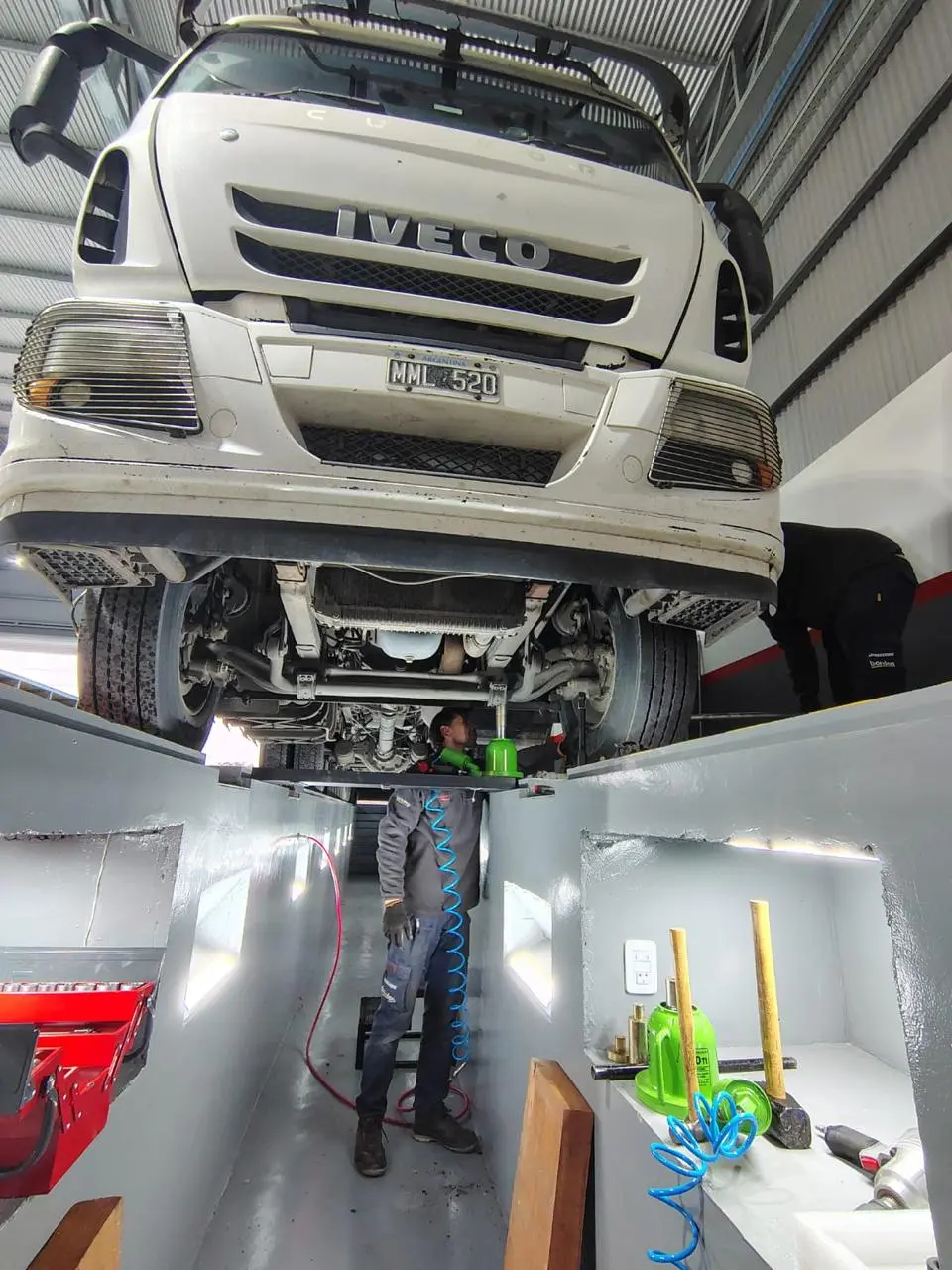 Camión Iveco en inspección técnica sobre fosa en taller de Der Gummi