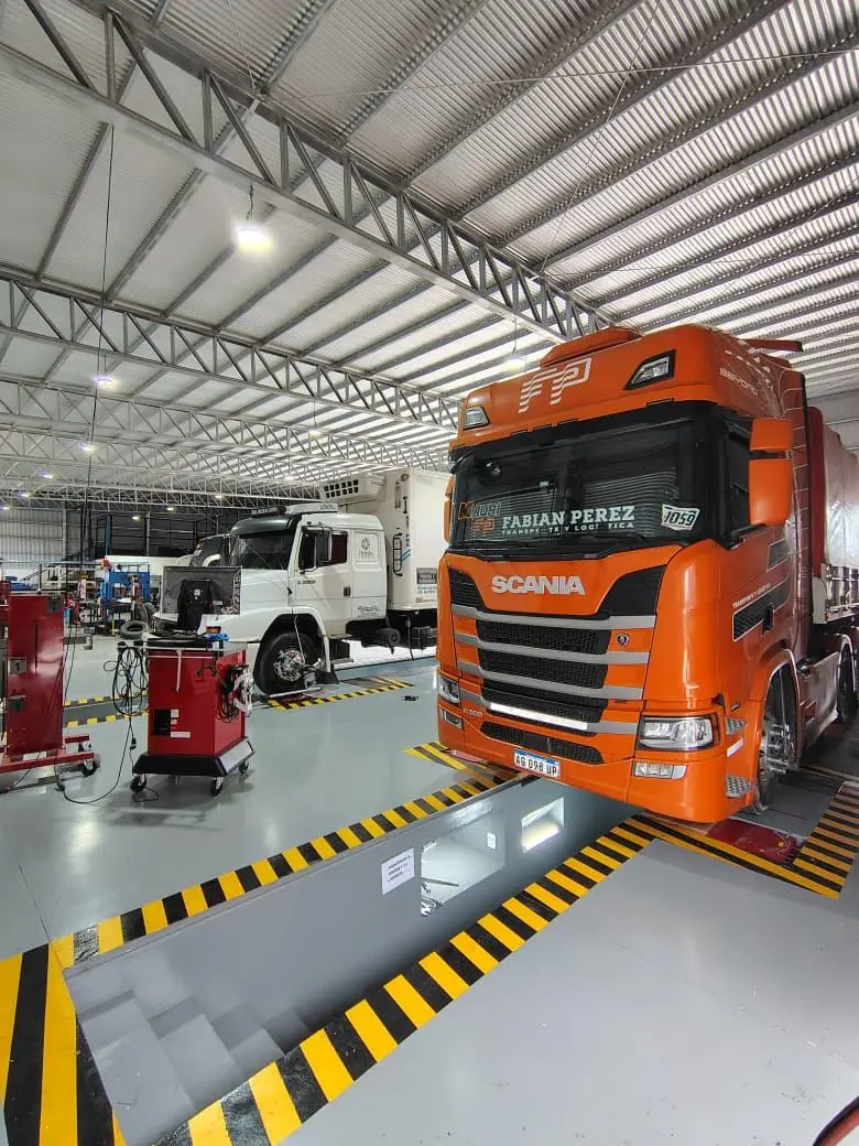 Taller Der Gummi con camiones de transporte pesado en servicio